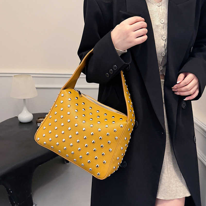 Fashion Punk Style Willow Nail Single Shoulder Underarm Bag New Trendy Heavy Industry Personalized Motorcycle Bags Women Rivet Tote Bag Handbag 241125