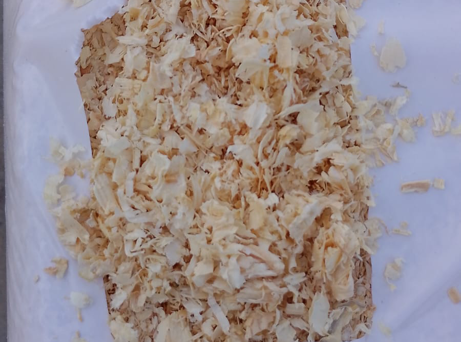 100% Natural Pine Wood Shavings Dust-Free 100x100 Large Leaves 20kg Bag for Horse Bedding & Pet Carriers Travel Products