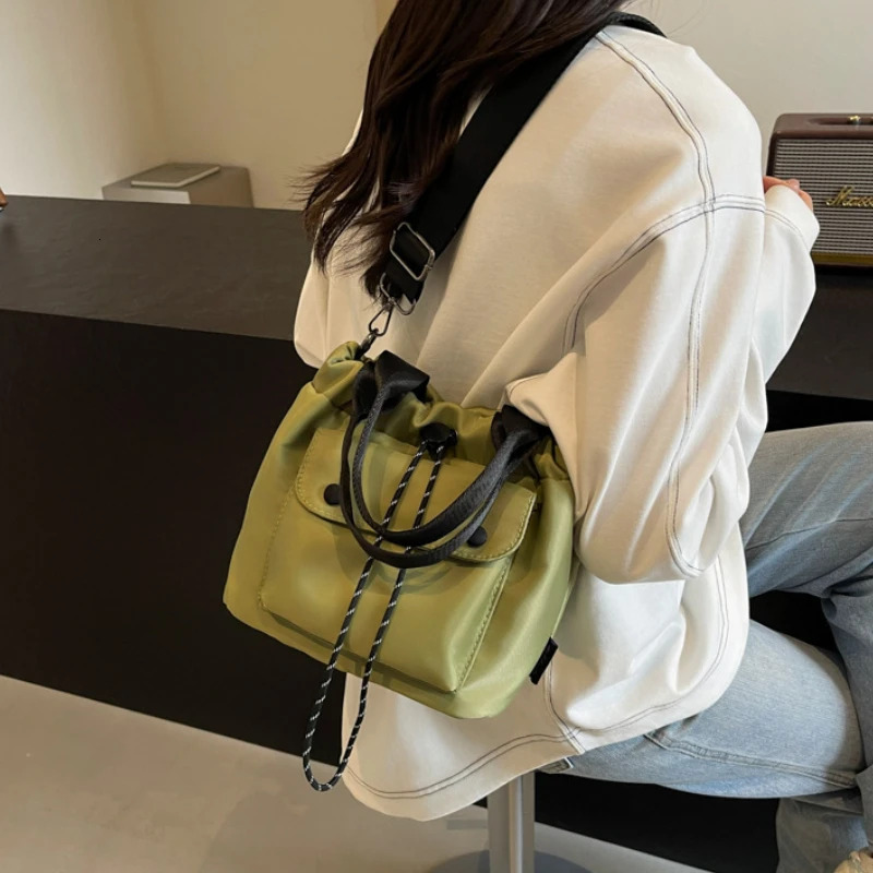 New Casual Drawstring Bucket Handle Waterproof Lightweight And Practical Nylon Cross Body Adjustable Designer Handbag Shoulder Bag Crossbody Bag