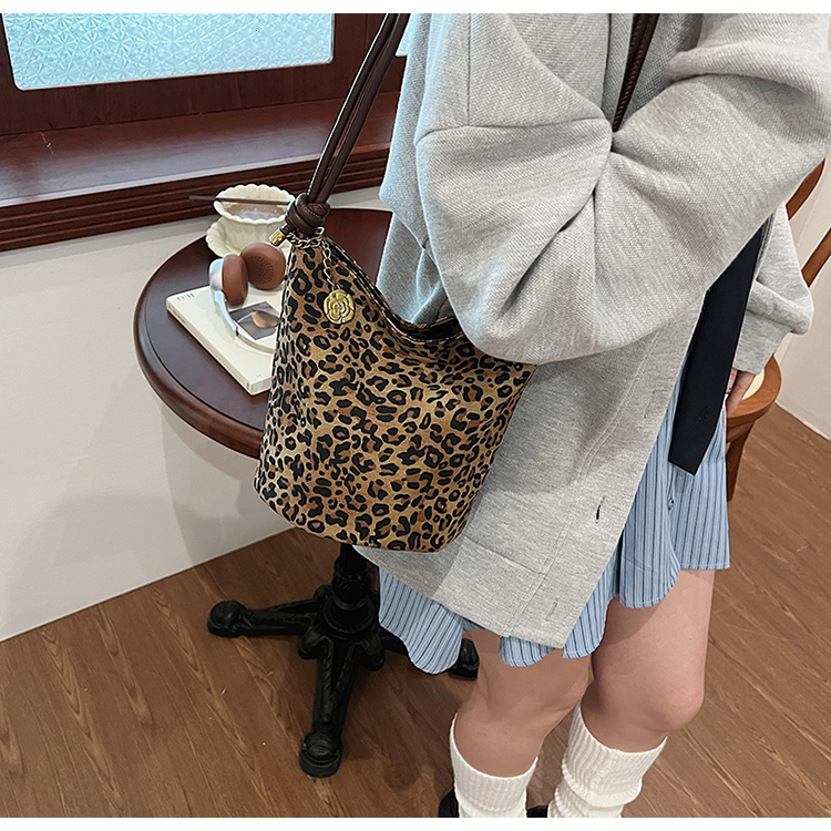 Leopard Print Women's Autumn Niche Design Fashionable Shoulder Super Popular Crossbody Bucket Bag PU