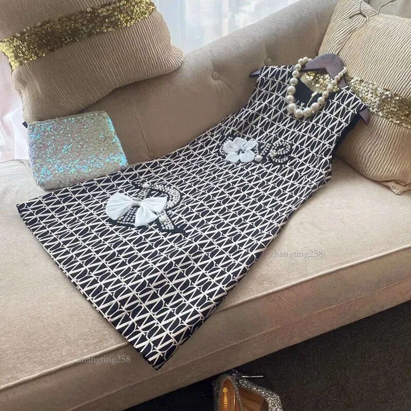 Women Basic Casual Dresses 2024 Summer Designer Runway Luxury Crystal Diamond Jacquard Dress Womens O-Neck Sleeveless Applique Printed Party Mini Vest
