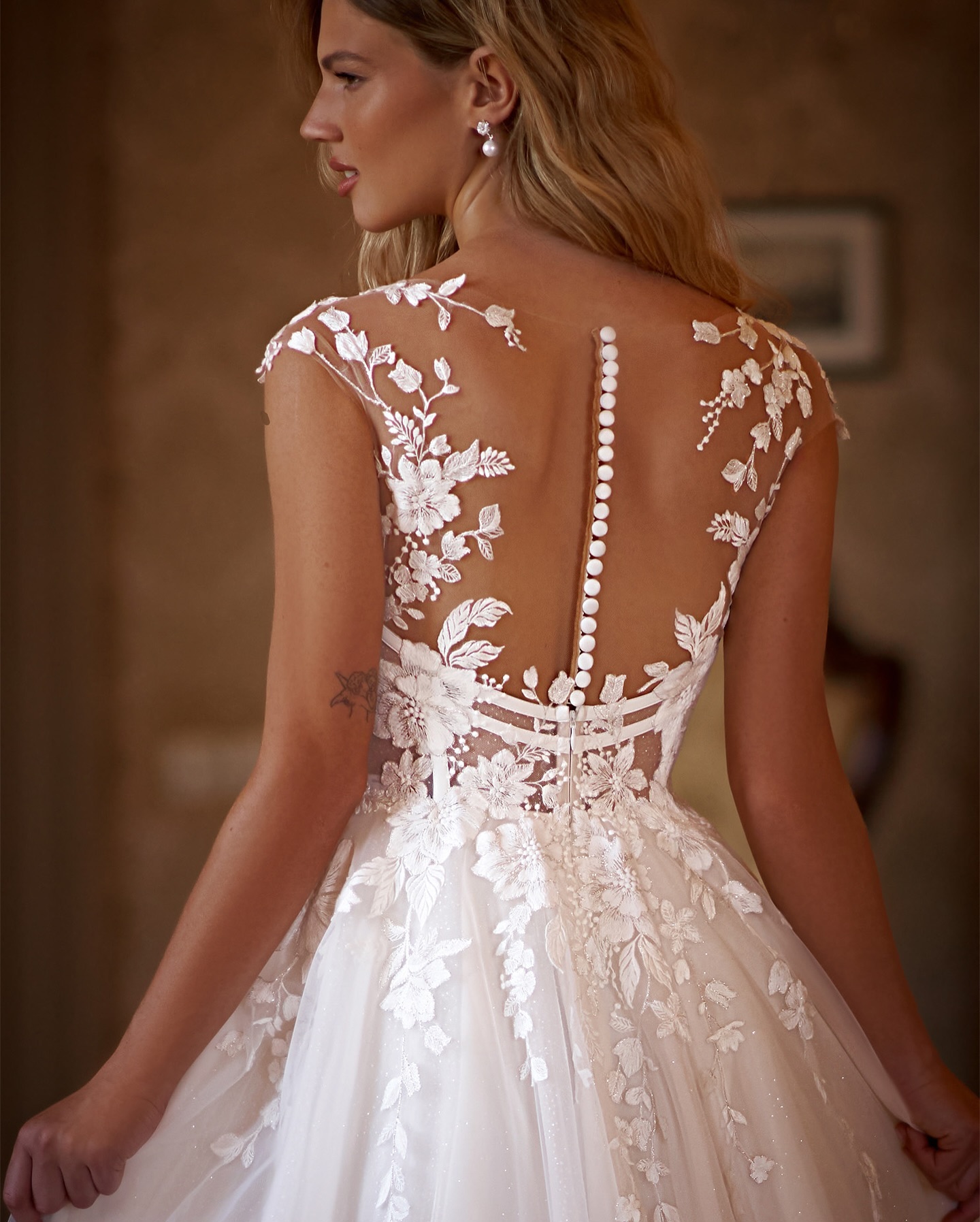 Gorgeous boho lace dresses bridal gowns sheer cap shoulder wedding dress A e button back thigh split vestidos de novia