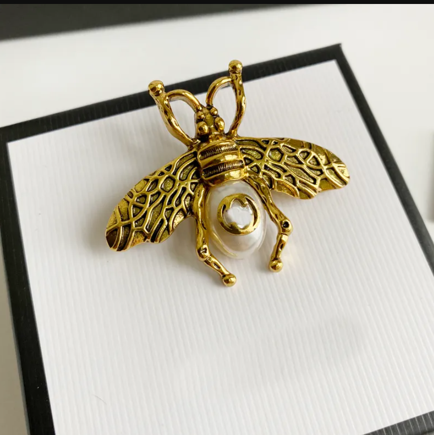 Luxury Designer Letter Pins Brooches Women Bee Pearl Crysatl Pearl Rhinestone Cape Buckle Brooch Suit Pin Wedding Party Jewerlry Accessories Gifts