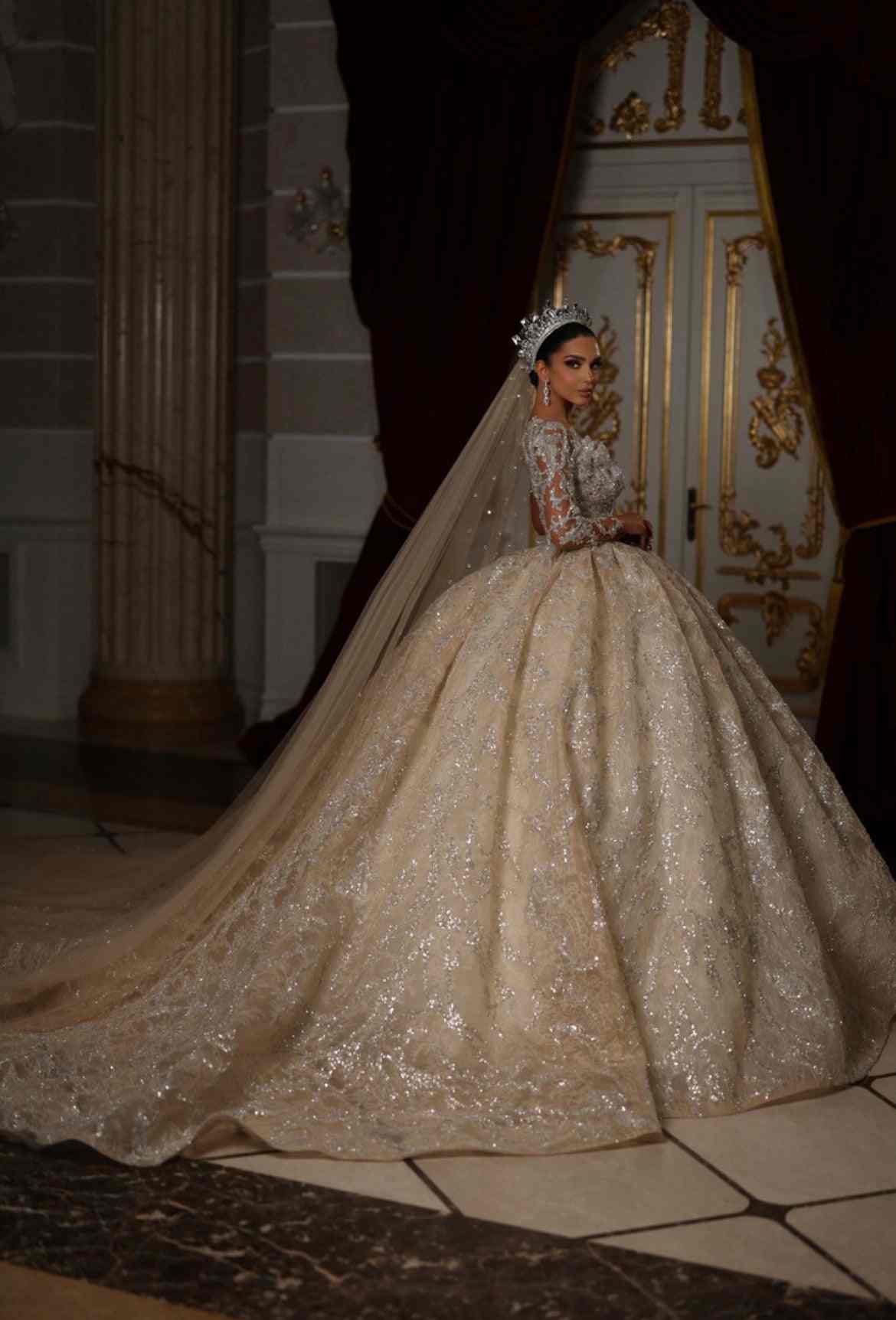 Luxury Ball Gown Wedding Dresses O-Neck Long Sleeve Sweep Train Lace-up Appliques Sequins Dress Lace Sparkly Plus Size Formal Bridal Gowns Custom Made