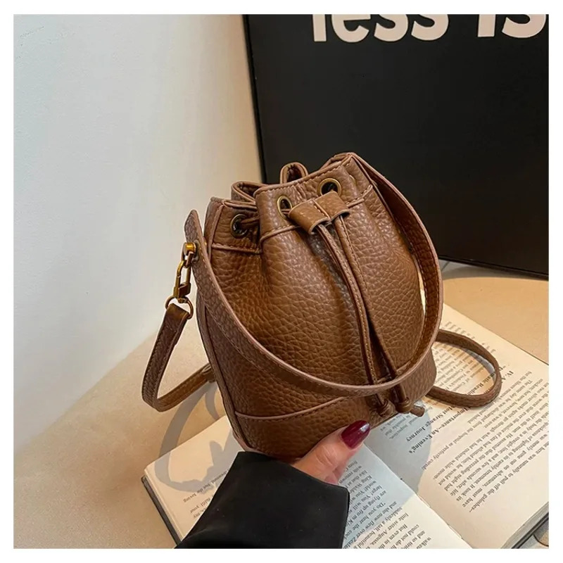 Leather Bucket Women's 2025 New Designer Handbag Fashionablg Lightweight Niche Cowhide Large Capacity Crossbody Shoulder Bag