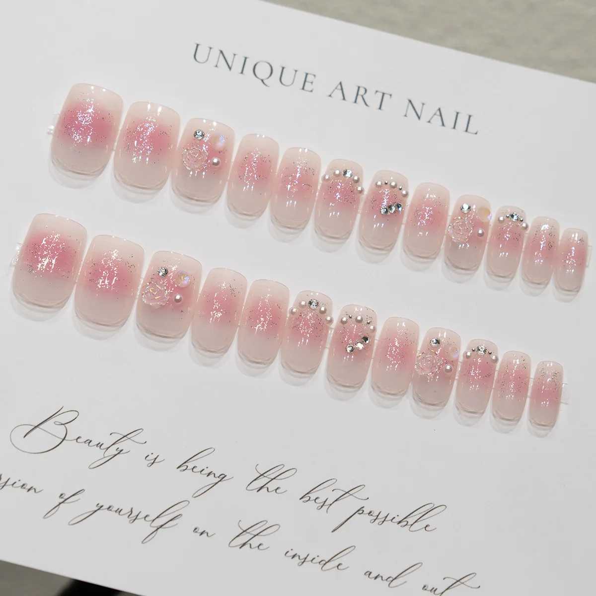 24 fake nails with 1 nail glue and 1 nail fileW241125