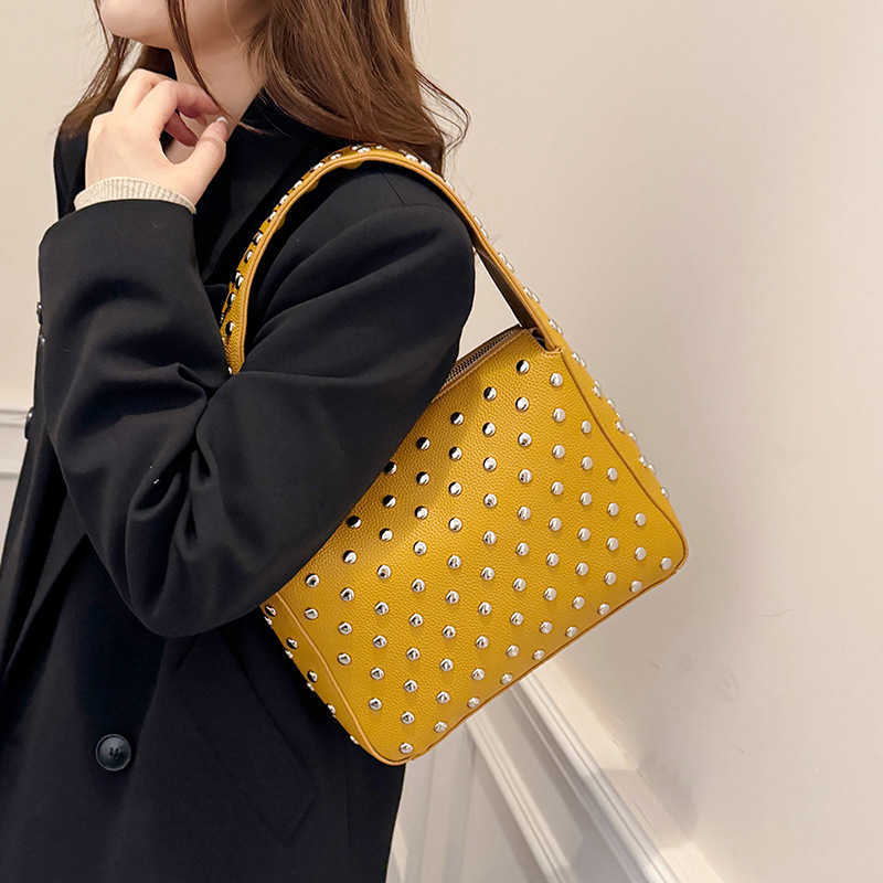 Fashion Punk Style Willow Nail Single Shoulder Underarm Bag New Trendy Heavy Industry Personalized Motorcycle Bags Women Rivet Tote Bag Handbag 241125
