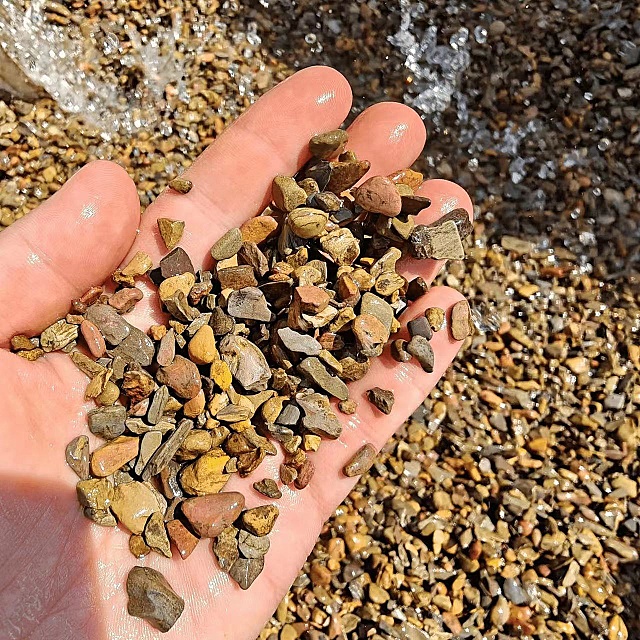 Natural crystal stone fish tank landscape gravel fish tank bottom landscaping sand and stone
