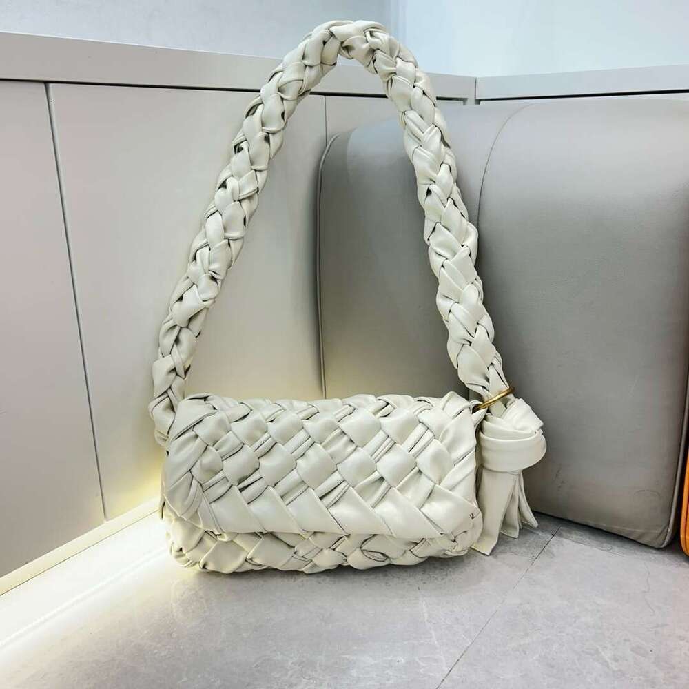 2025 Autumn/Winter New Product: French High Sensitivity Oil Wax Leather Folded Tassel Craftsmanship for Weaving Crossbody Shoulder Bag