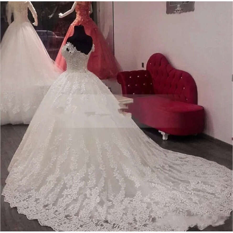 Arabic Vintage Lace Applique Ball Gown Wedding Dresses Dubai Style Long Train Off Shoulders Princess Modest Bridal Gowns