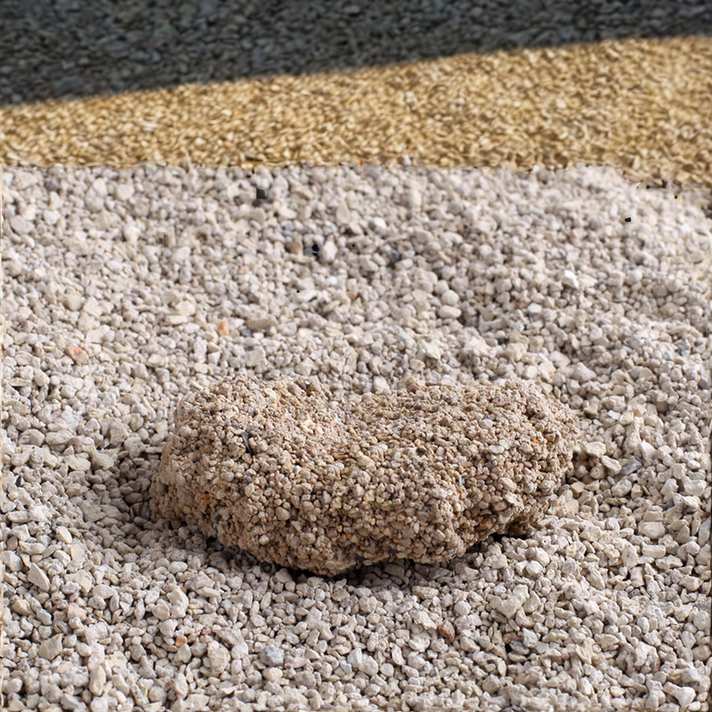 100% Raw Ore Bentonite Cat Litter OEM Customizable Irregular Shape Premium Cat Waste Management Product