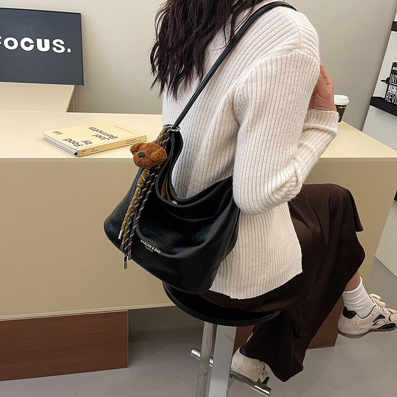 Autumn And Winter Super Popular Bags For Women New Versatile Single Shoulder Armpit Bag, Hand-held Bucket Bag Designer Handbags