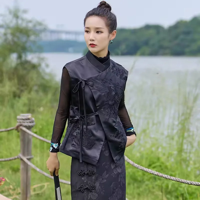 Vintage Chinese Style Outerwear Vest White CraneFlowers Embroidered Lacing Vests Spring And Summer Elegant Womens Clothing 241121
