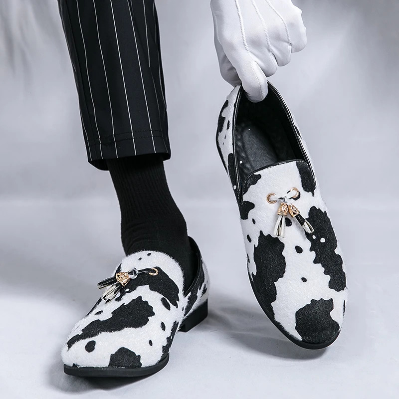 Retro Fashion Tassels Loafers Men Pointed Cow Pattern Slip On Casual Shoes Wedding Dress Homecoming Footwear Zapatos Hombre 241126
