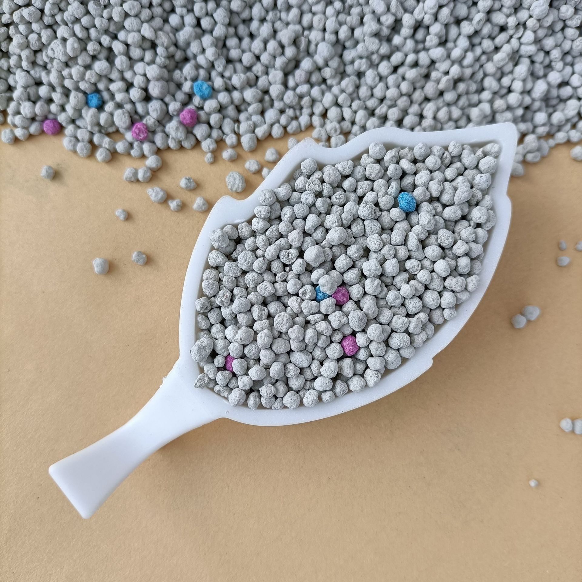 High Water Absorption Flushable Bentonite Cat Sand Rapid Absorption Dark Grey Kinetic Warrior Litter Sand For Cat