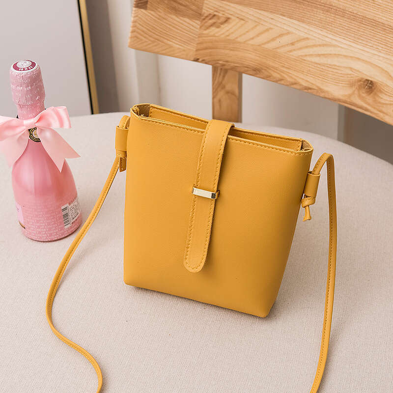 Bucket 2023 spring new product, women's shoulder mobile phone makeup crossbody bag, simple casual small bag