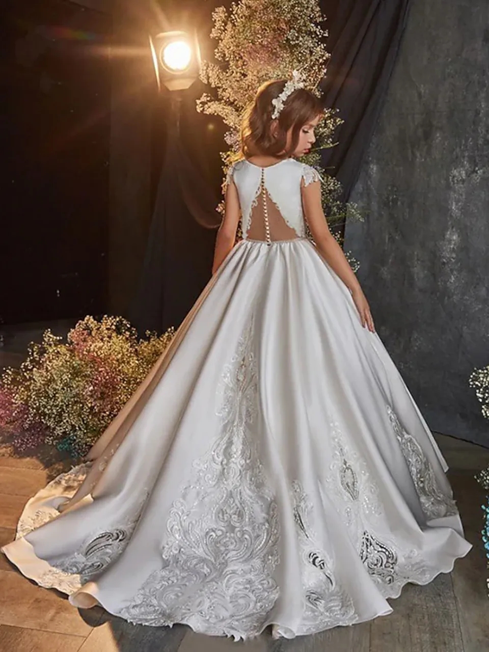 2024 White Flower Girls Dresses For Wedding V Neck Cap Sleeves Lovely Lace Crystal Beads Sheer Back Children Kids Party Communion Gowns Ball Gown