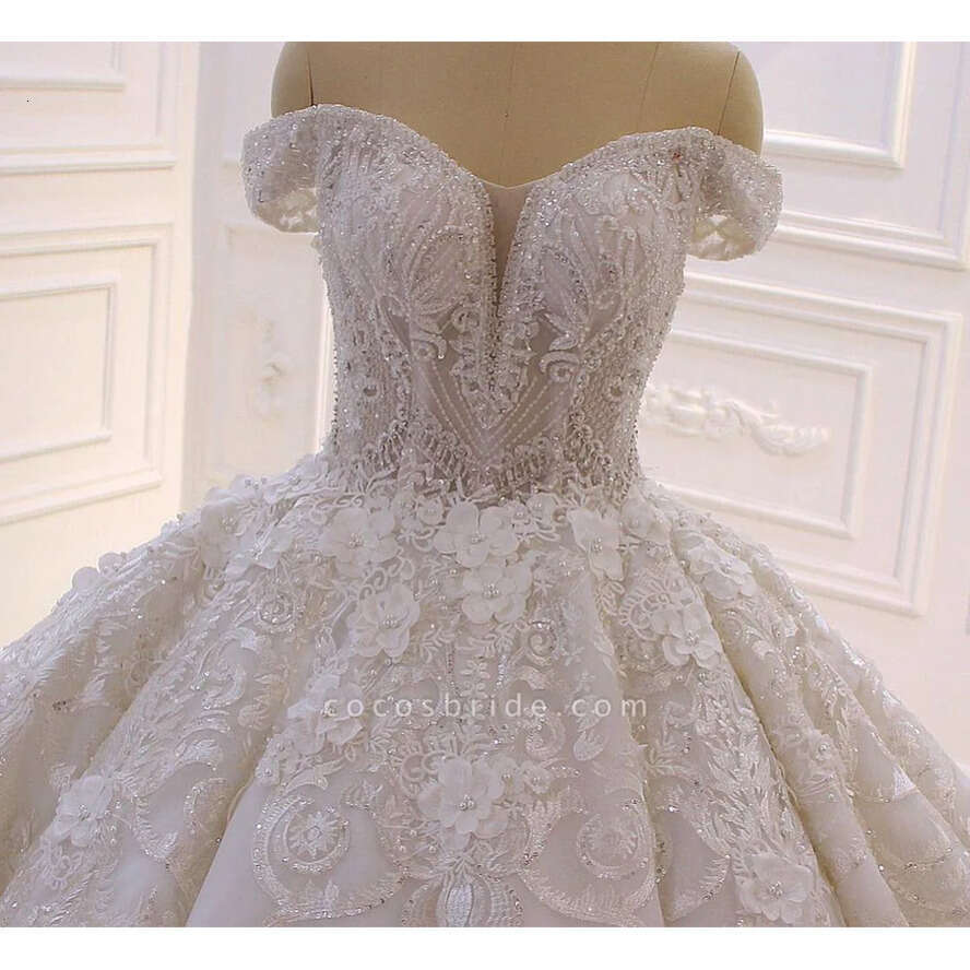 Dubai Sparkly Beaded Off Shoulder Ball Gown Dress 3D Wers Lace Appliqued Princess Vintage Arabic Wedding Bridal Gowns