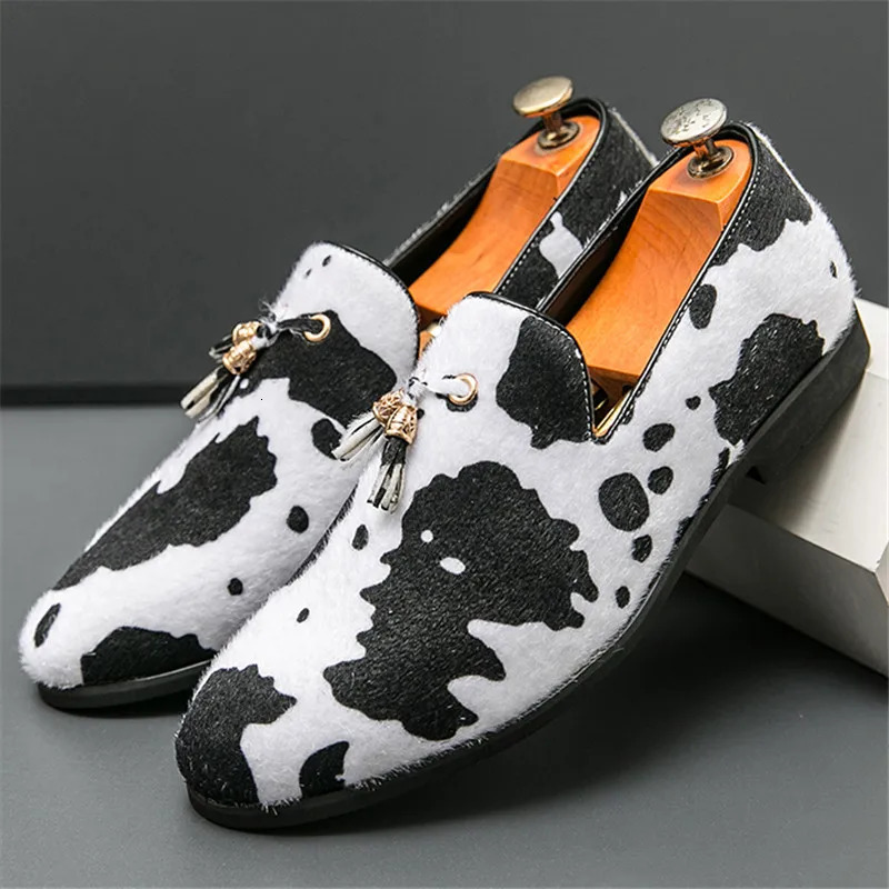 Retro Fashion Tassels Loafers Men Pointed Cow Pattern Slip On Casual Shoes Wedding Dress Homecoming Footwear Zapatos Hombre 241126