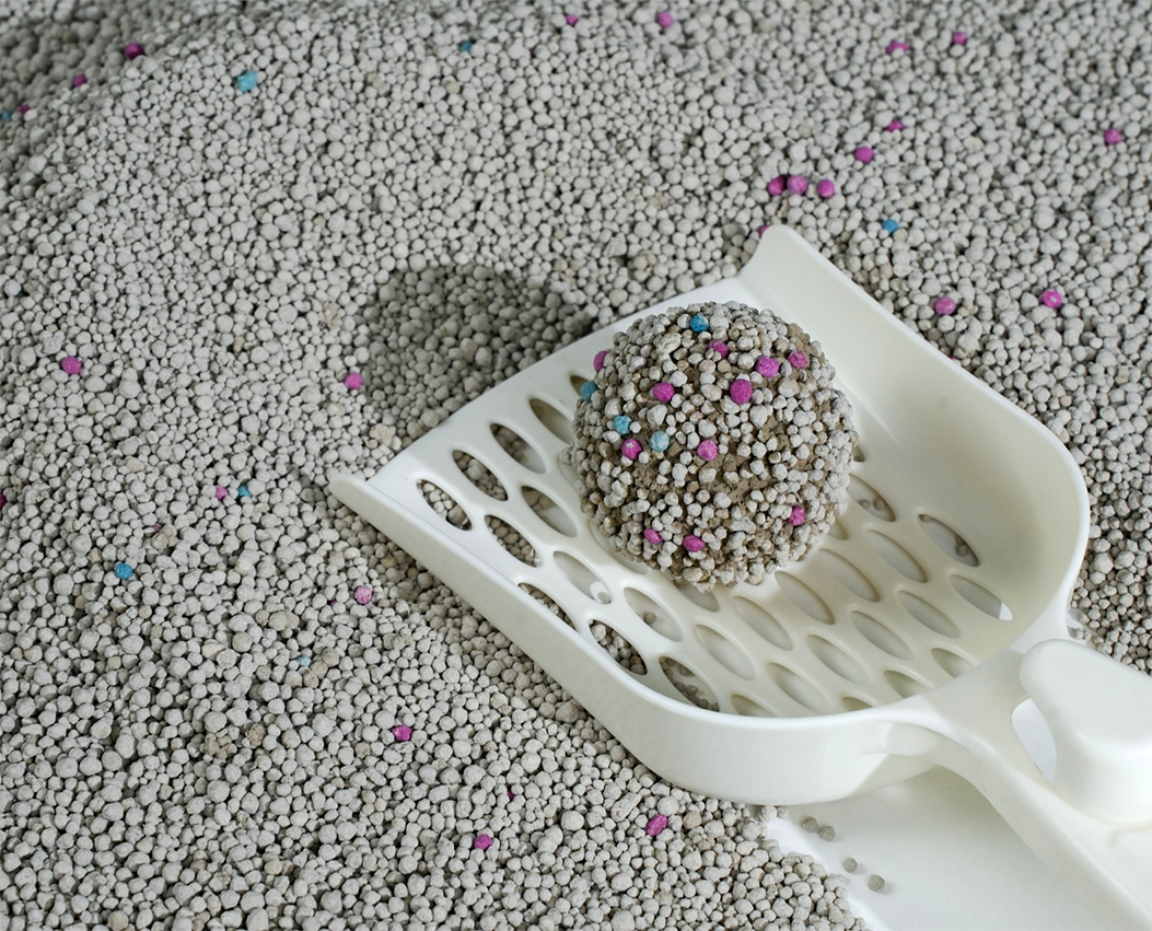 Low dust environmental protection 1-3mm spherical strong fragrance color bentonite cat litter