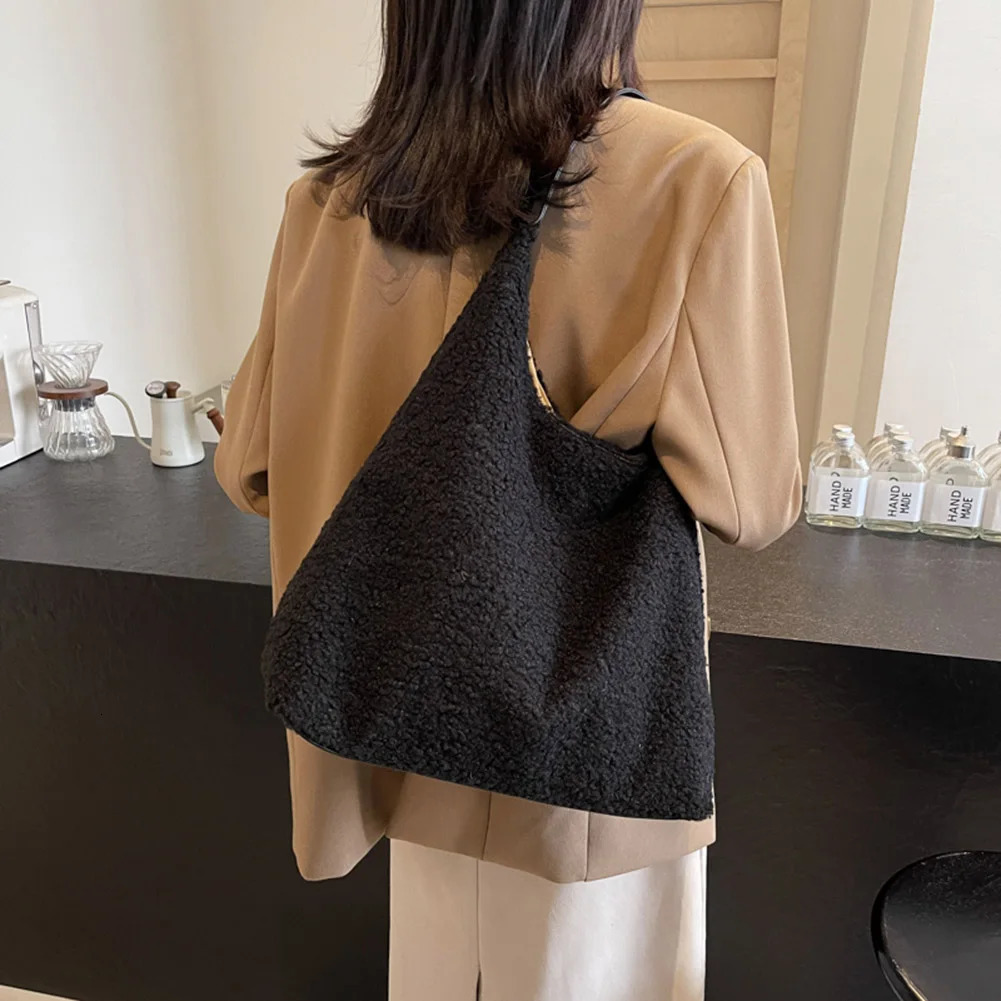 Lamb Wool Underarm Bags for Womens Large Capacity Fluffy Handbag Solid Color Trendy Tote Autumn Winter Furry Shoulder 241125