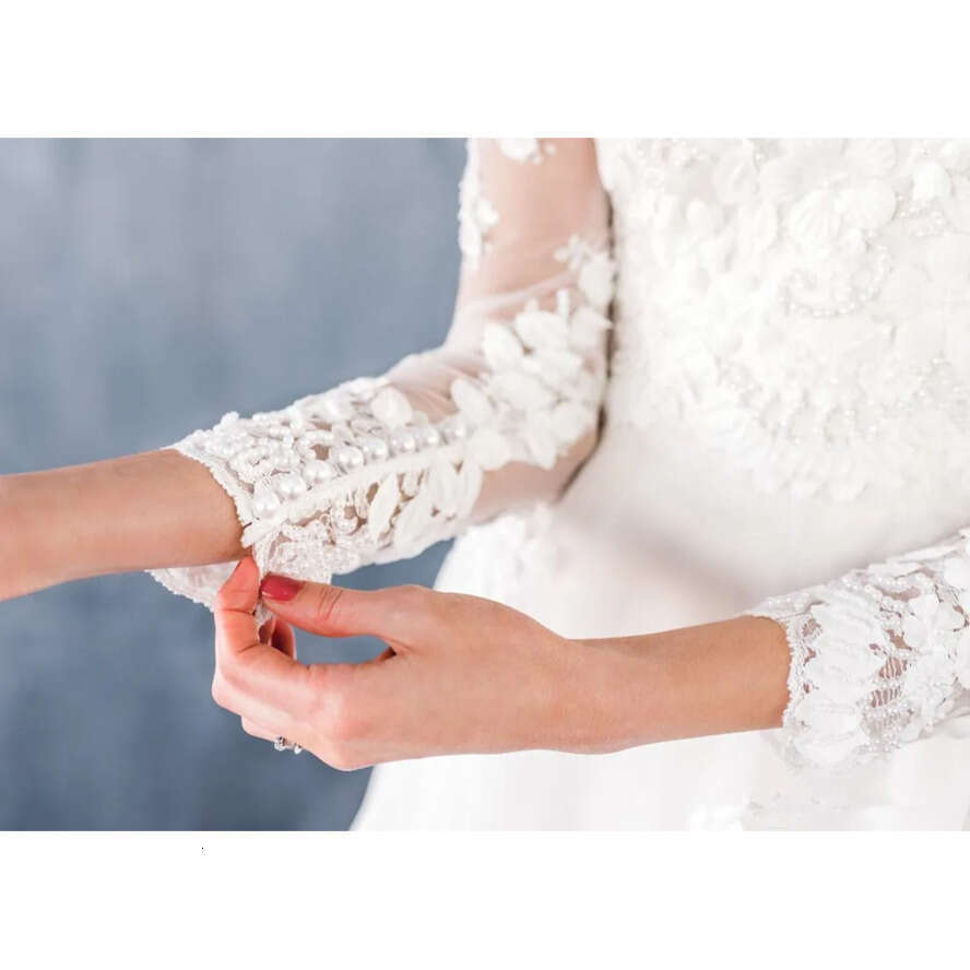 New Elegant A-E Modest Wedding Dresses With Long Sleeves Scoop Neck 3D Ral Lace Appliques Beaded Chapel Train Bridal Gowns