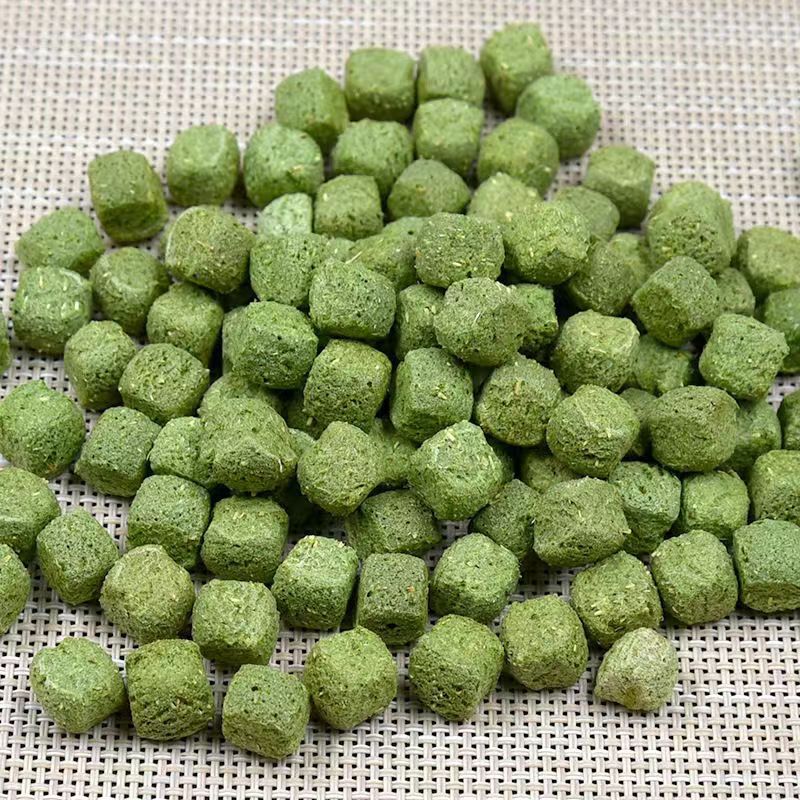 High Quality Freeze dried cat grass pellets cat snack chicken small particles kitties cat hairballs removal wholesale