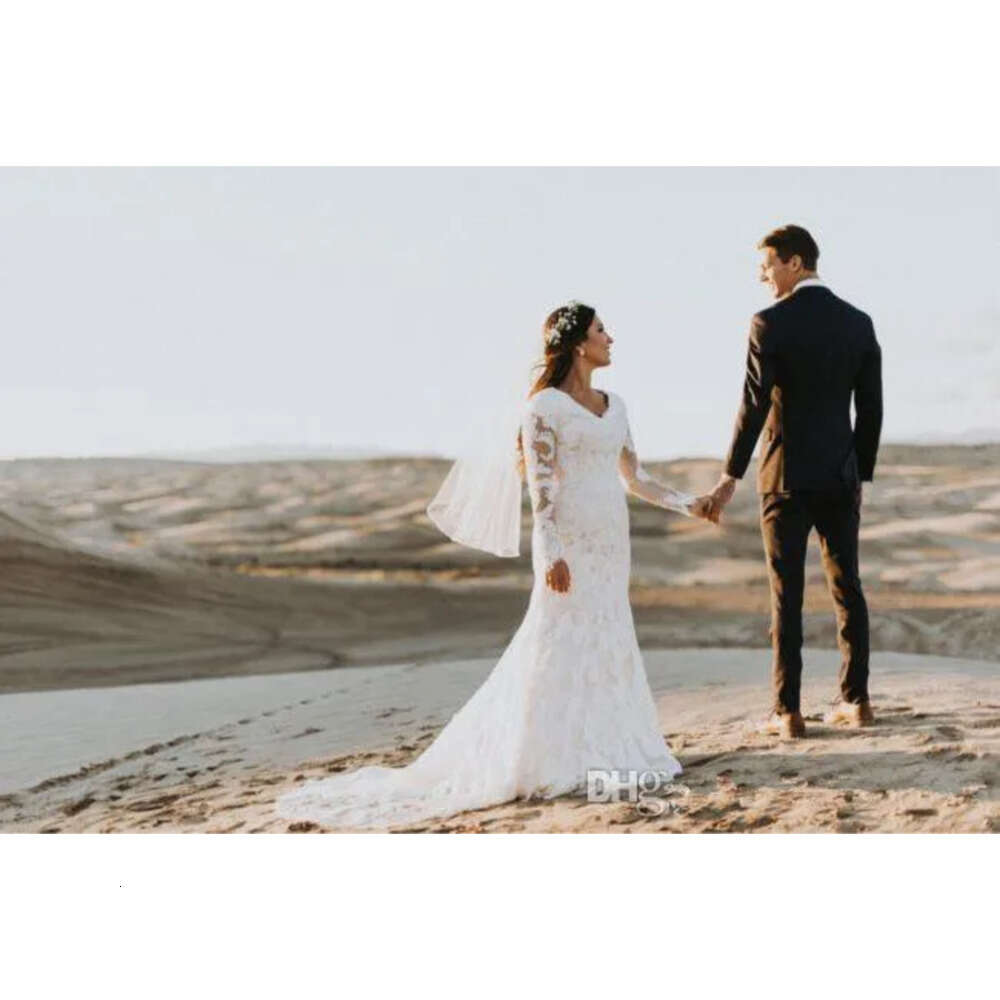 Mermaid Modest Beach Elegant Lace Wedding Dresses Long Sleeves V Neck Vintage Country Boho Bridal Gowns With Buttons Back Robes De Mariee Intage