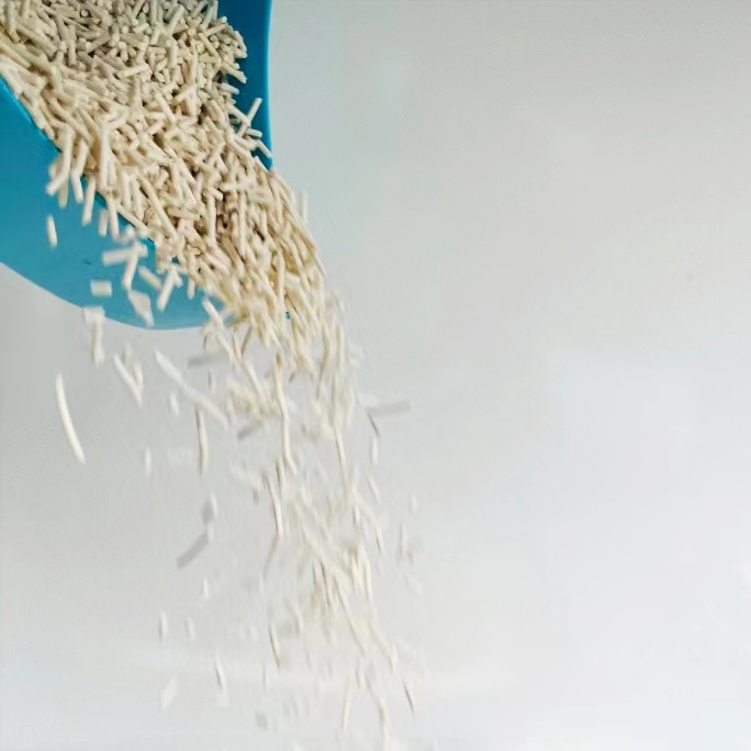 A low tracking, clumping, dust-free Mixed cat litter toilet flushable cat litter