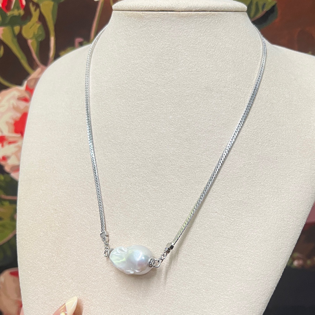 Chic Blue-Toned Pearl Choker with Sophisticated Baroque Accents for Modern Elegance