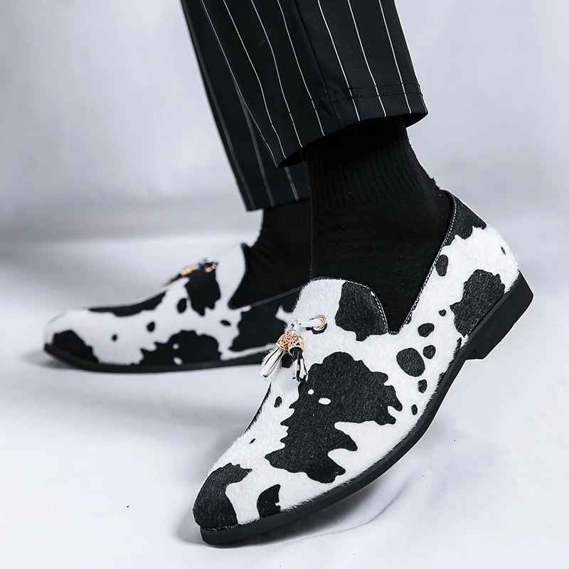 Retro Fashion Tassels Loafers Men Pointed Cow Pattern Slip On Casual Shoes Wedding Dress Homecoming Footwear Zapatos Hombre 241126