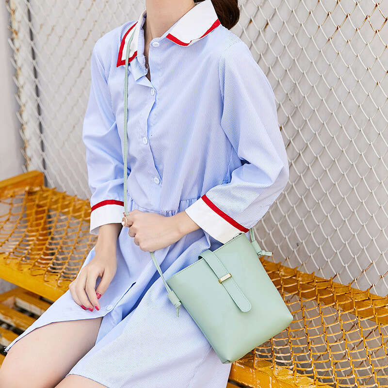 Bucket 2023 spring new product, women's shoulder mobile phone makeup crossbody bag, simple casual small bag