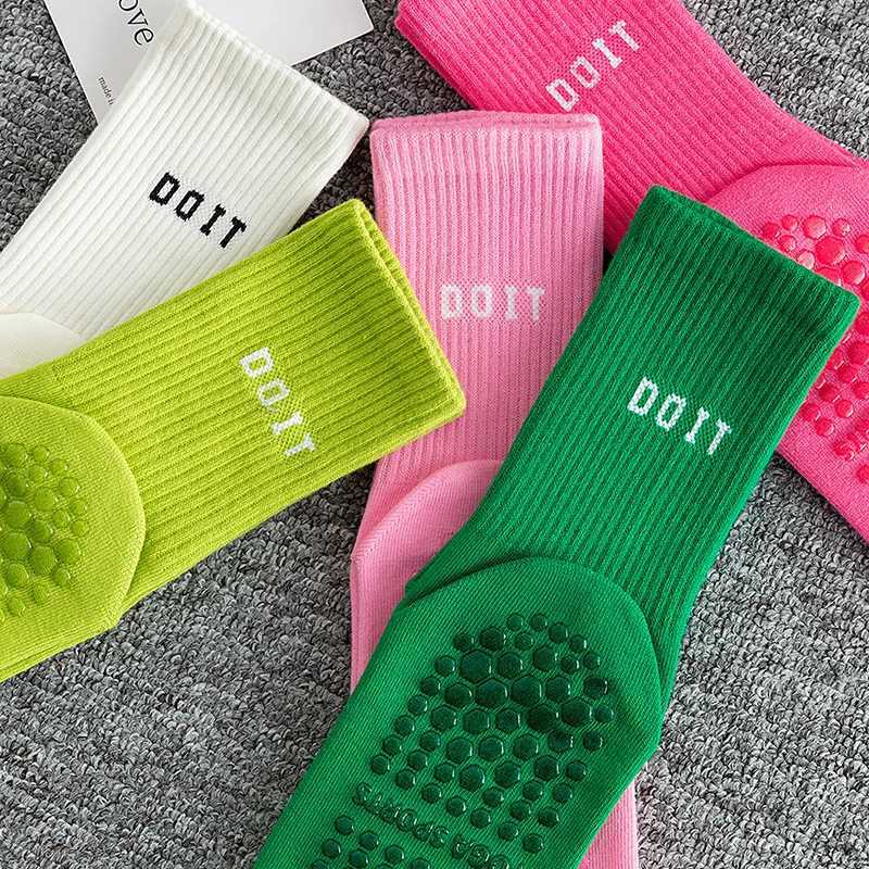 1 Pair Simple Solid Color Mid Calf Cotton Yoga Socks Silicone Non-slip Fitness Pilates Socks Indoor Dance Training Socks XJ250609