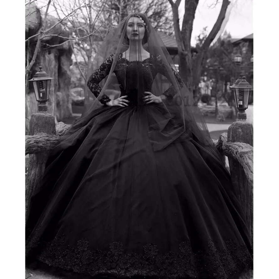 Vintage Black Gothic Long Sleeves Lace Ball Gown Dresses Tulle Applique Beaded Sweep Train Bridal Wedding Gowns With Buttons
