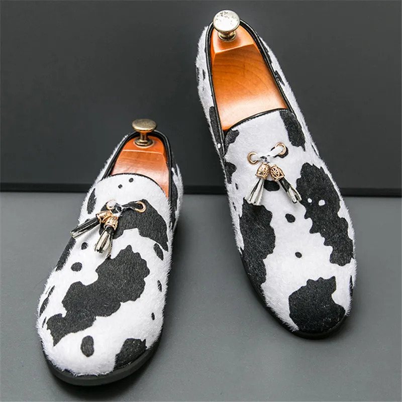 Retro Fashion Tassels Loafers Men Pointed Cow Pattern Slip On Casual Shoes Wedding Dress Homecoming Footwear Zapatos Hombre 241126