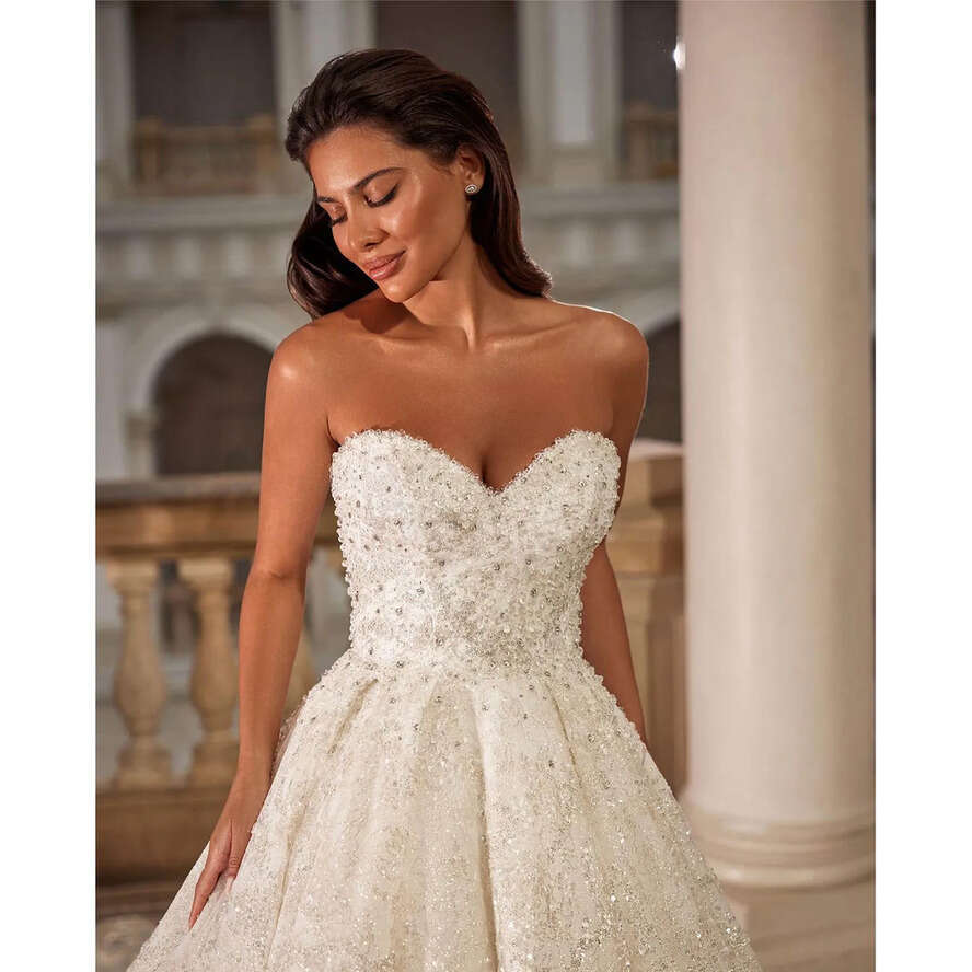 Exquisite Ball Gown Wedding Dress Beaded Appliques Sweetheart Strapless Bride Gowns With Jacket Sleeveless Tulle Bridal Dresses