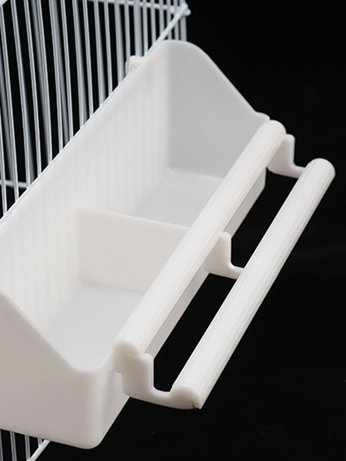 Hot Selling Parrot Hanging Plastic Water Food Bowl Pigeon Bird Feeder For Small Animal Outdoors Tree Hanging Type