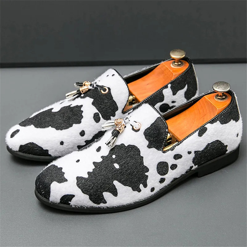 Retro Fashion Tassels Loafers Men Pointed Cow Pattern Slip On Casual Shoes Wedding Dress Homecoming Footwear Zapatos Hombre 241126