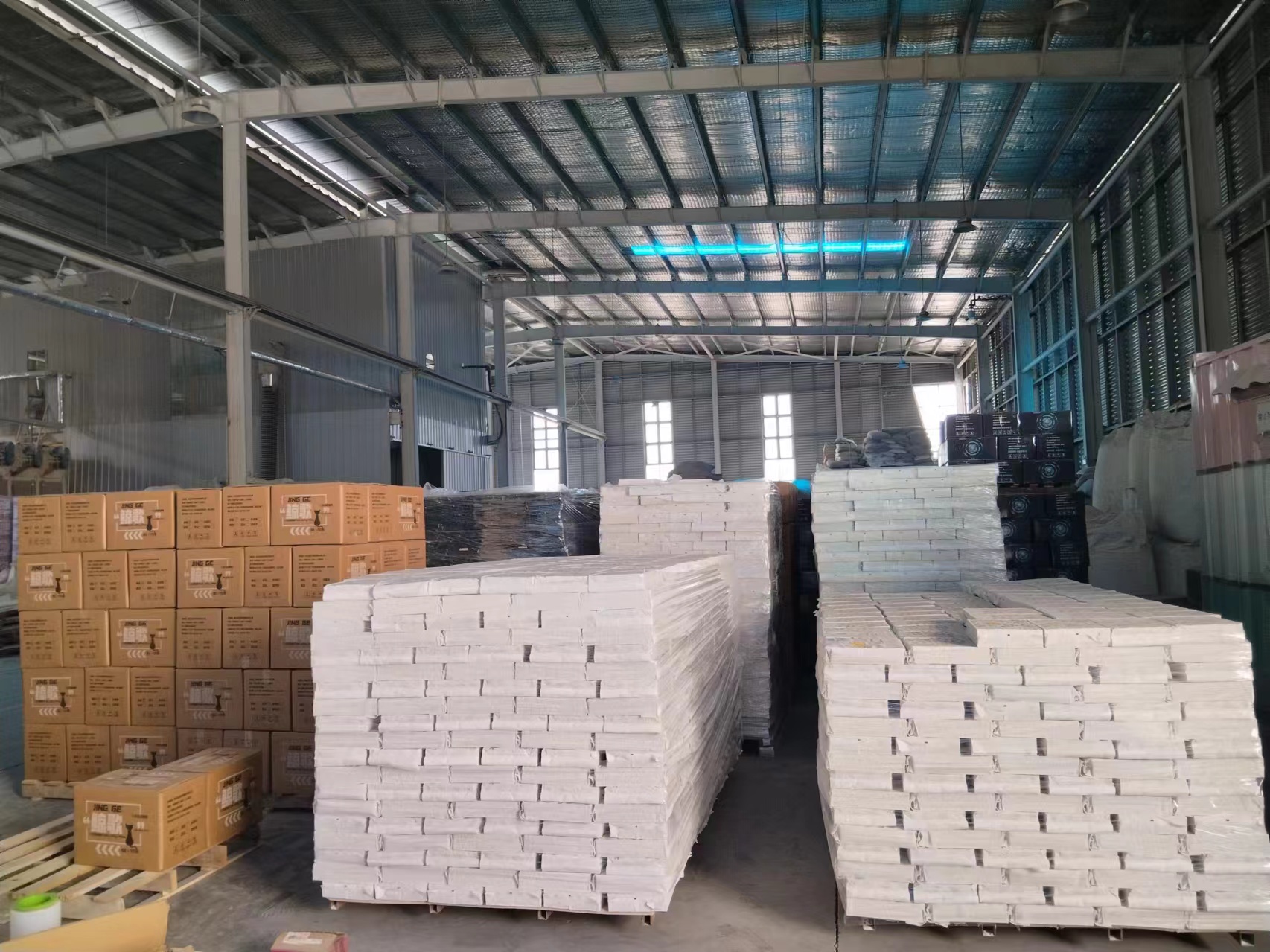 2024 Factory Wholesale cat litter sand bentonite granular cat litter clumping premium bentonite cat litter