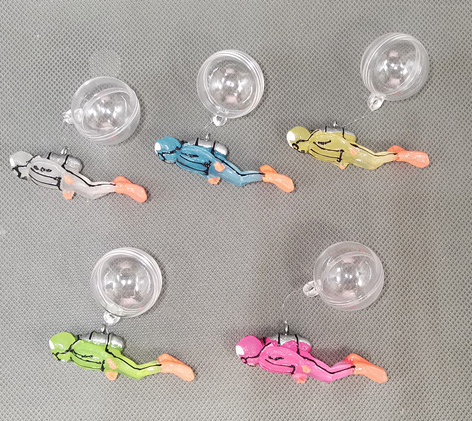 Resin Material Snorkeling Sailor With A Plastic Floating Ball For Fish Tank Decoration