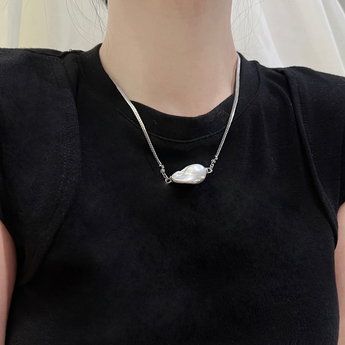 Chic Blue-Toned Pearl Choker with Sophisticated Baroque Accents for Modern Elegance