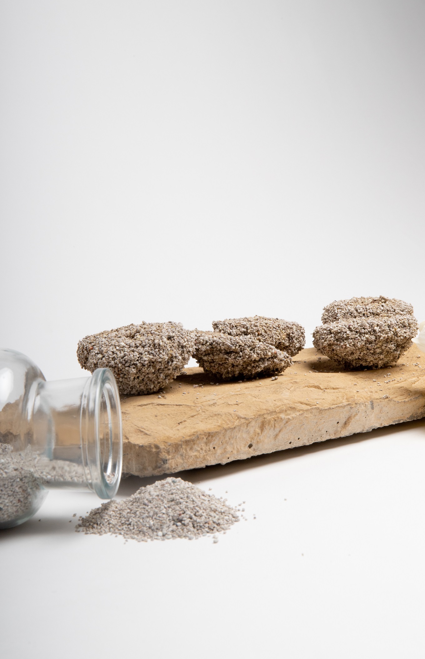 Dust Free Sodium Based Hard Clumping Cat Toilets Products Clay Mineral Bentonite Cat Litter For Animal Use