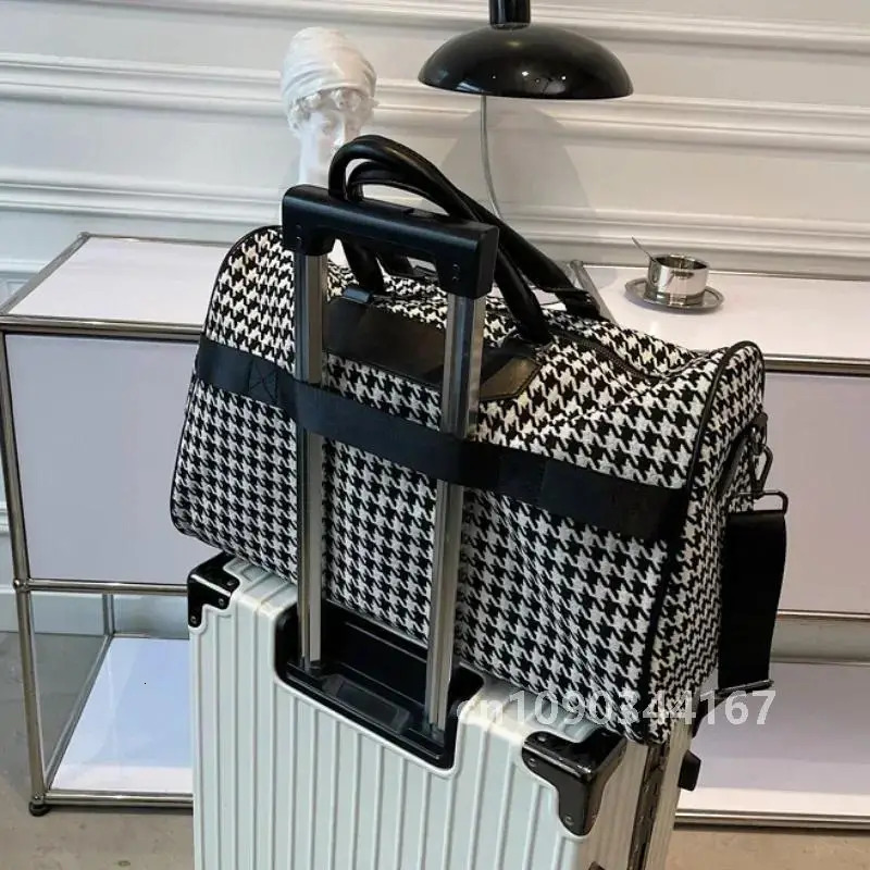 Travel Duffle Large Capacity Women Fitness Sports Bag Dry and Wet Hand Luggage Bag Female er Weekend Bag Travel 241114