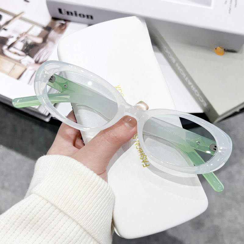 Men and women's new sunglasses women's senior sense small frame cat-eye sunglasses polarizing UV protection star sunglasses of the same type