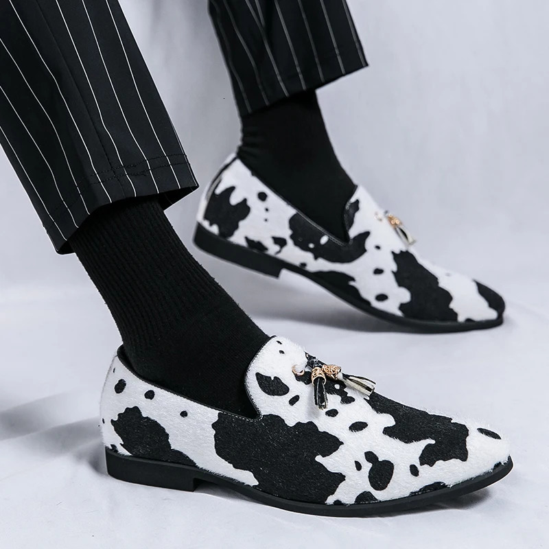 Retro Fashion Tassels Loafers Men Pointed Cow Pattern Slip On Casual Shoes Wedding Dress Homecoming Footwear Zapatos Hombre 241126