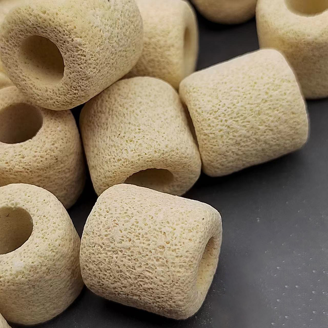 15*15mm Large Surface Area Ceramic Filter Media 20Kgs Packing Bio Filter Rings