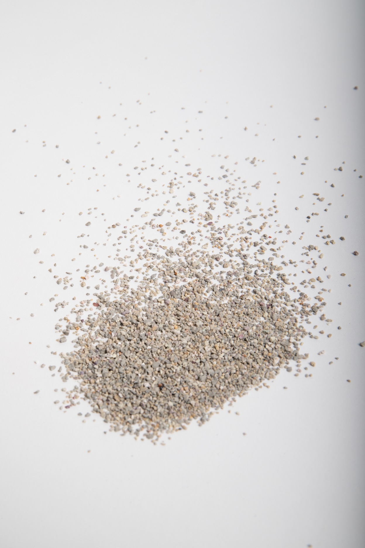 Manufacturers premium quality clumping natural mineral bentonite cat litter for small pets use
