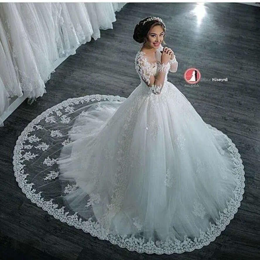 2020 Elegant Long Sleeves A-E Dubai Wedding Dresses Sheer Crew Neck Lace Appliques Beaded Vestios De Novia Bridal Gowns With Buttons