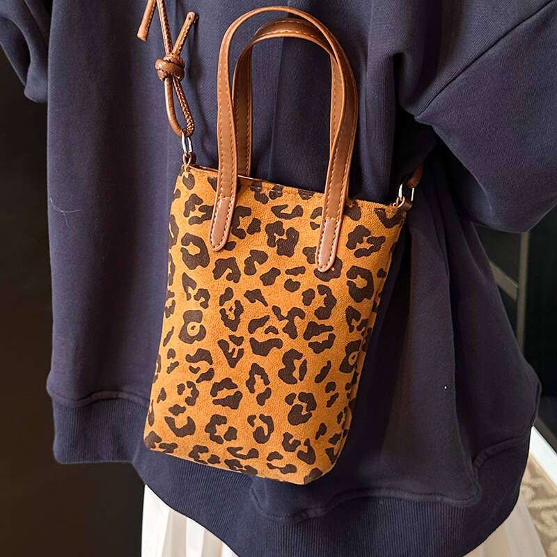 Luxury niche design crossbody mobile phone bag for women, 2024 autumn winter new fashionable and versatile frosted handbag
