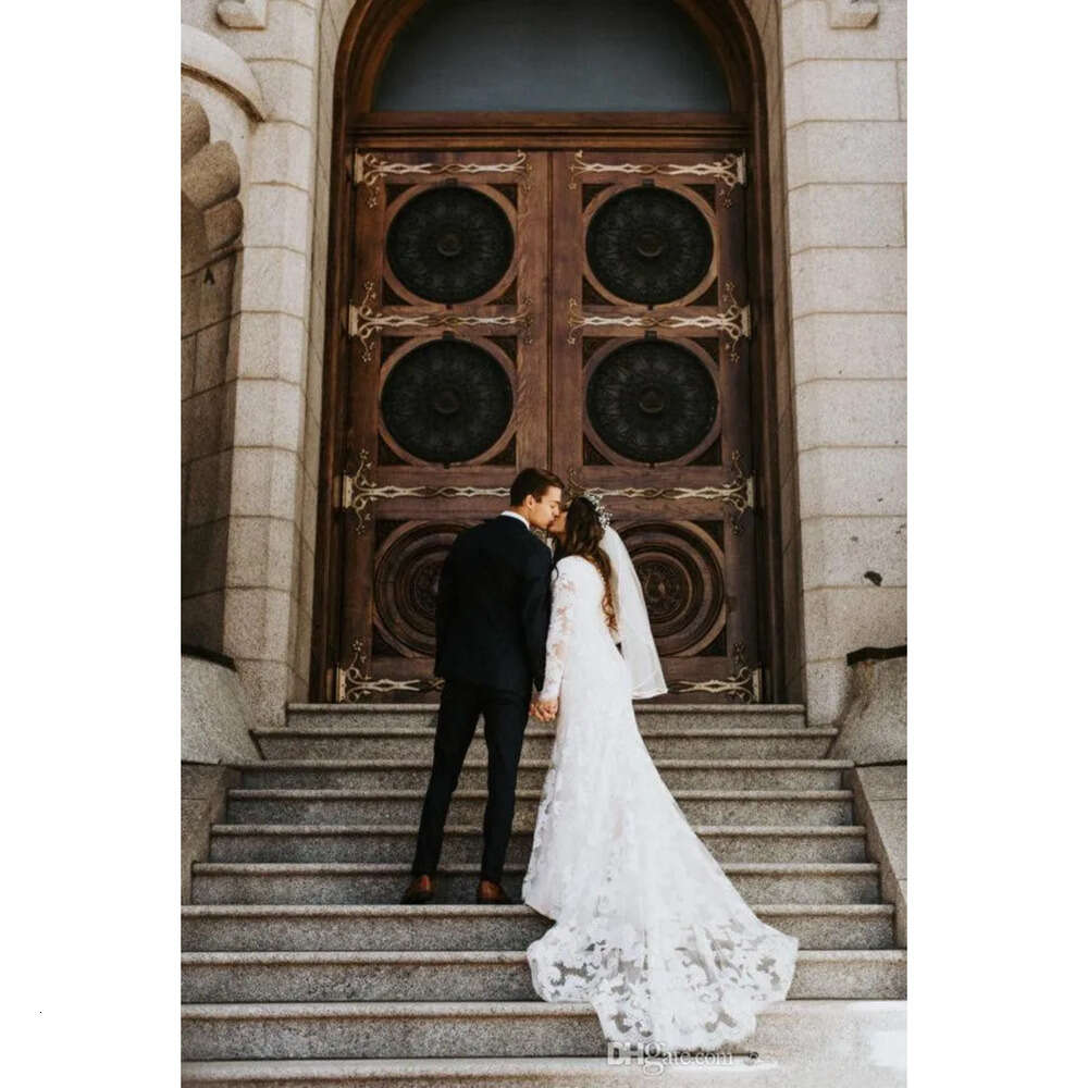 Mermaid Modest Beach Elegant Lace Wedding Dresses Long Sleeves V Neck Vintage Country Boho Bridal Gowns With Buttons Back Robes De Mariee Intage